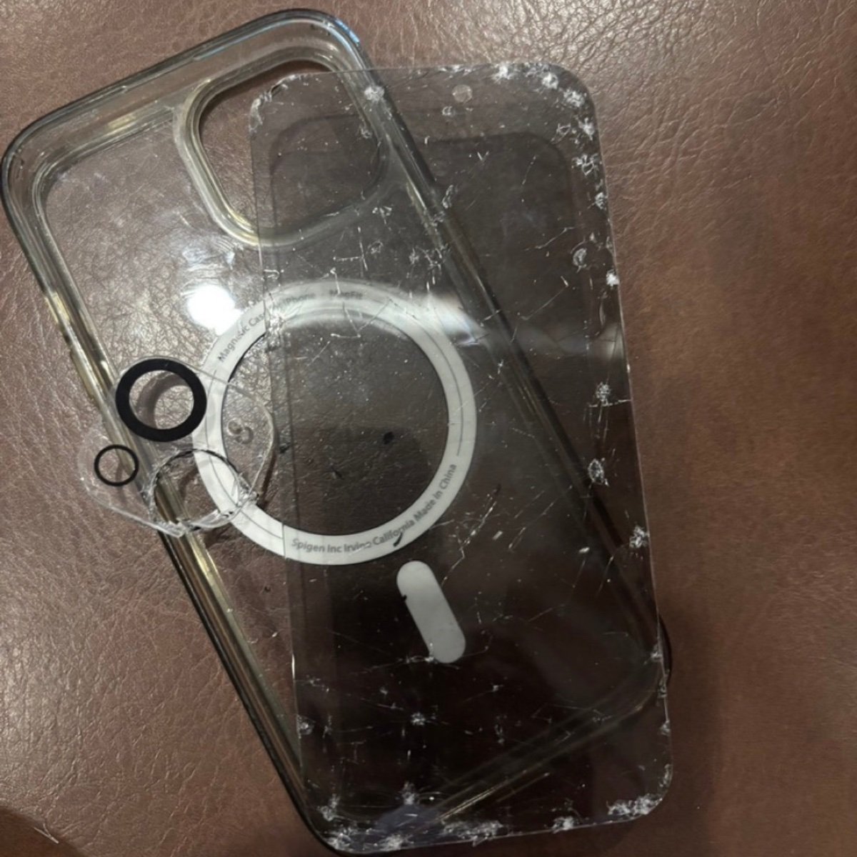 iPhone落下事件の証拠。身代わりに砕けたガラスフィルムと傷ついたSpigenケース