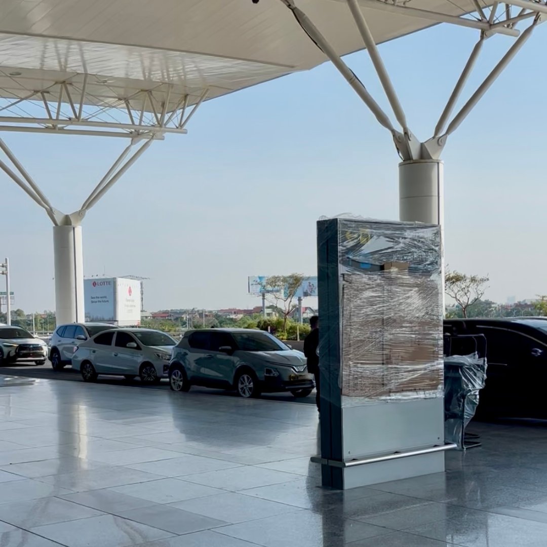 ノイバイ空港に停車するタクシーと自家用車。白タク勧誘を避ける意味でもGrabの事前手配が安心