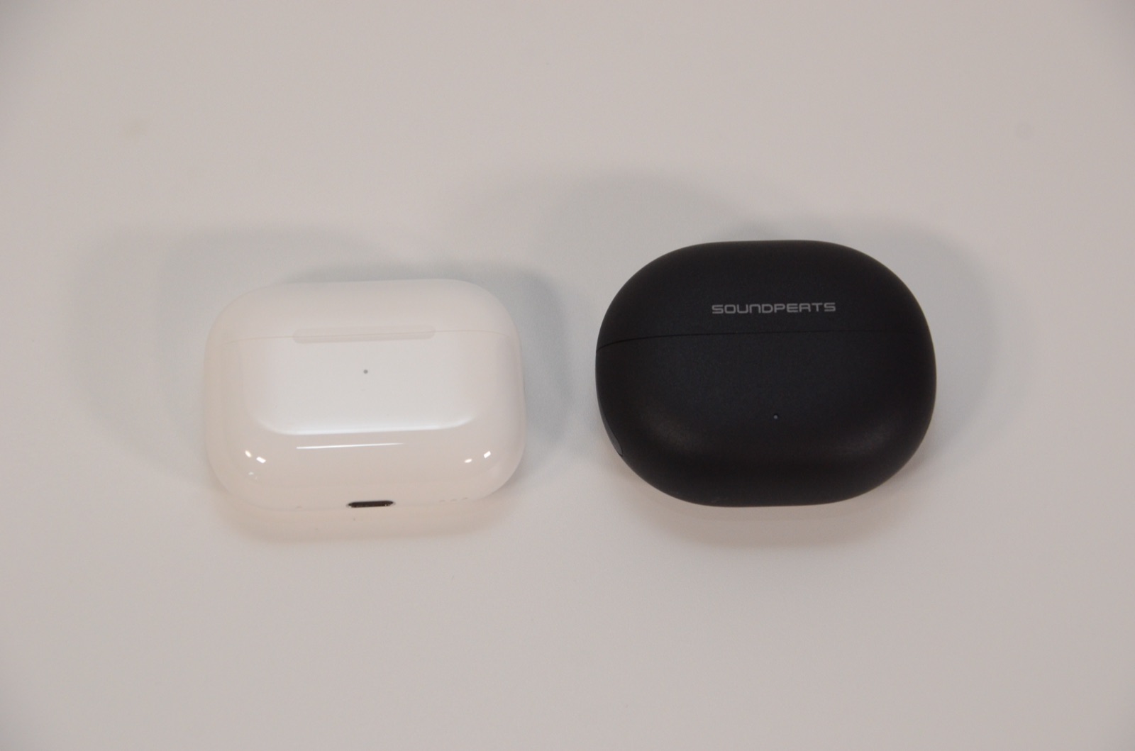 SOUNDPEATS UU2イヤーカフとAirPods Pro 2の充電ケースのサイズ比較