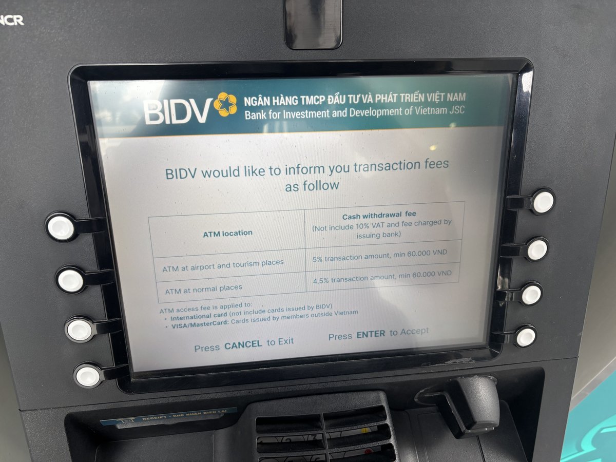 BIDVのATMに表示される手数料開示画面。通常設置は4.5%、空港・観光地は5%(VAT10%別・最低60,000ドン)と明記されている