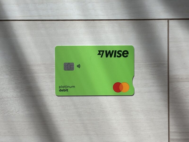 Wiseデビットカード（platinum debit）の表面。タッチ決済対応マークとICチップ