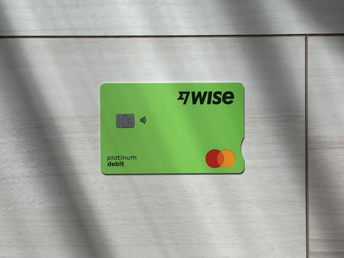 Wiseデビットカード(platinum debit)の表面。タッチ決済対応マークとICチップ