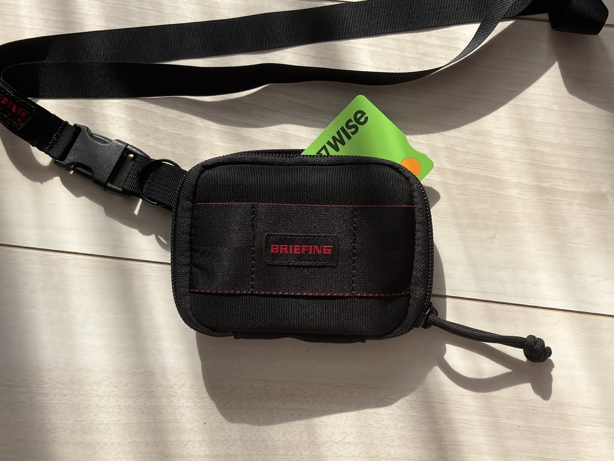 小型ウォレットから取り出したWiseカード。旅の装備としてはこの1枚で決済と現金調達が完結する