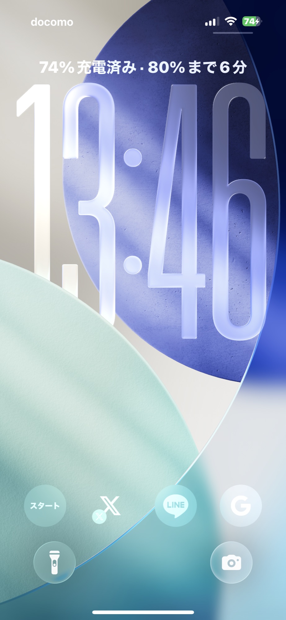 ケーブル充電開始から11分後の13時46分のロック画面。74%充電済み・80%まで6分と表示されている