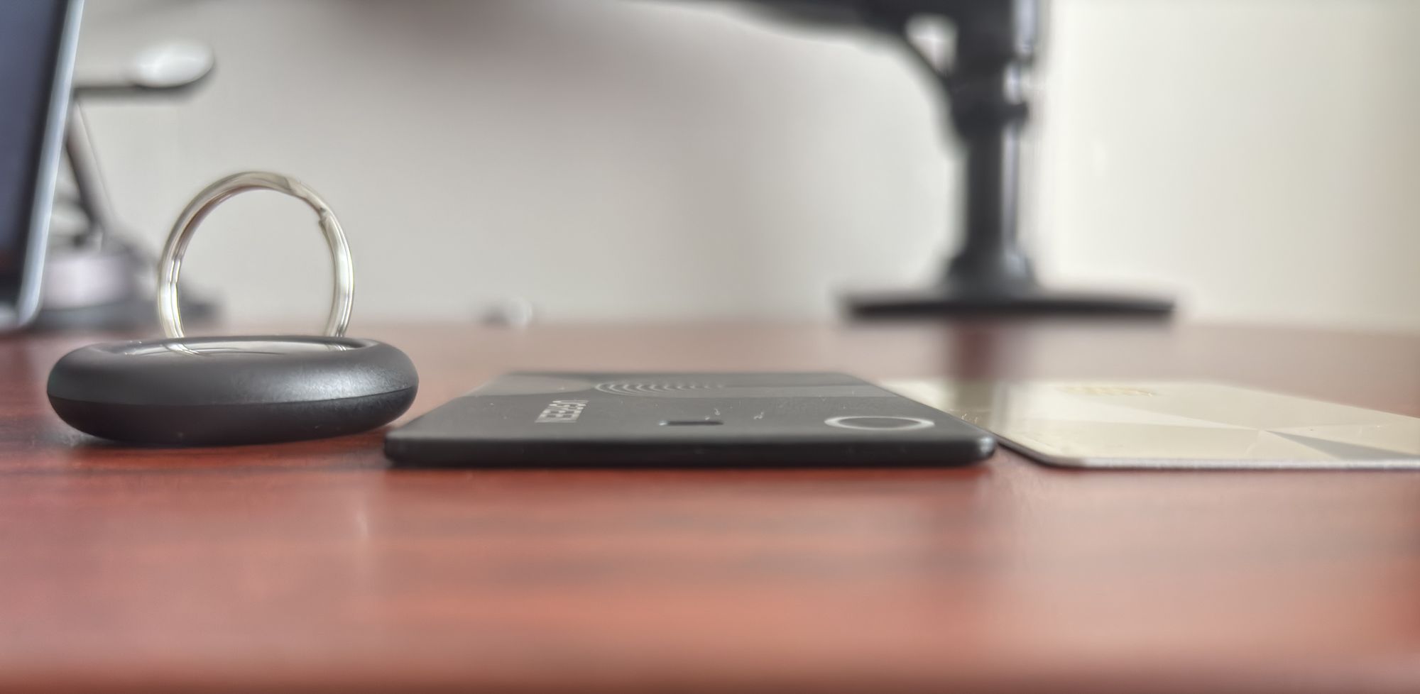 AirTag・UGREEN FineTrack Slim・クレジットカードを横から並べた厚み比較