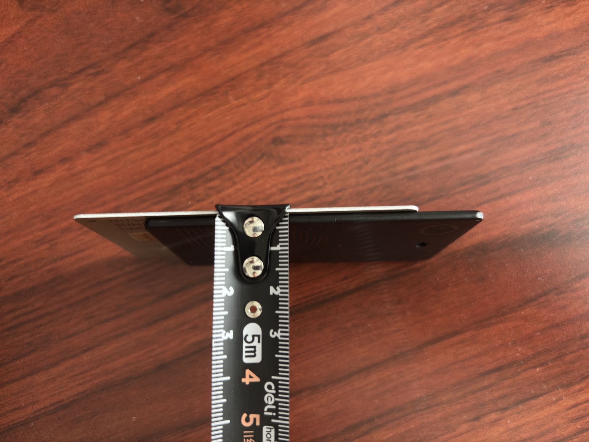 UGREEN FineTrack Slimの厚みをメジャーで測っている手元