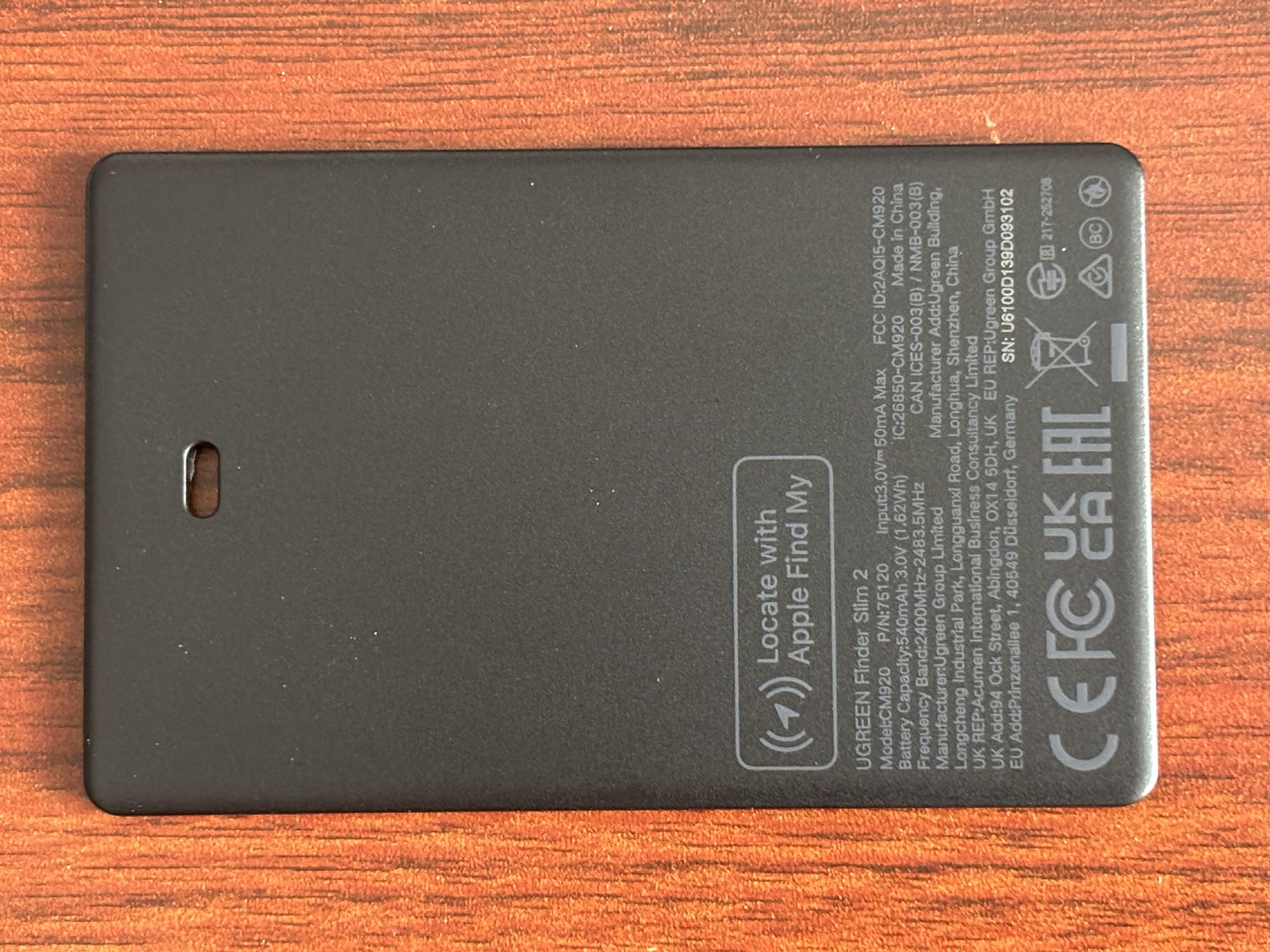 UGREEN Finder Slim 2の本体裏。充電端子がなく、Locate with Apple Find Myの刻印がある