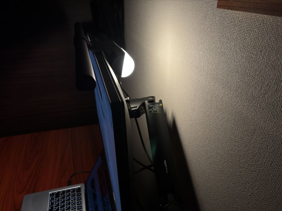 ScreenBar Haloの背面の間接光が壁を照らしている様子
