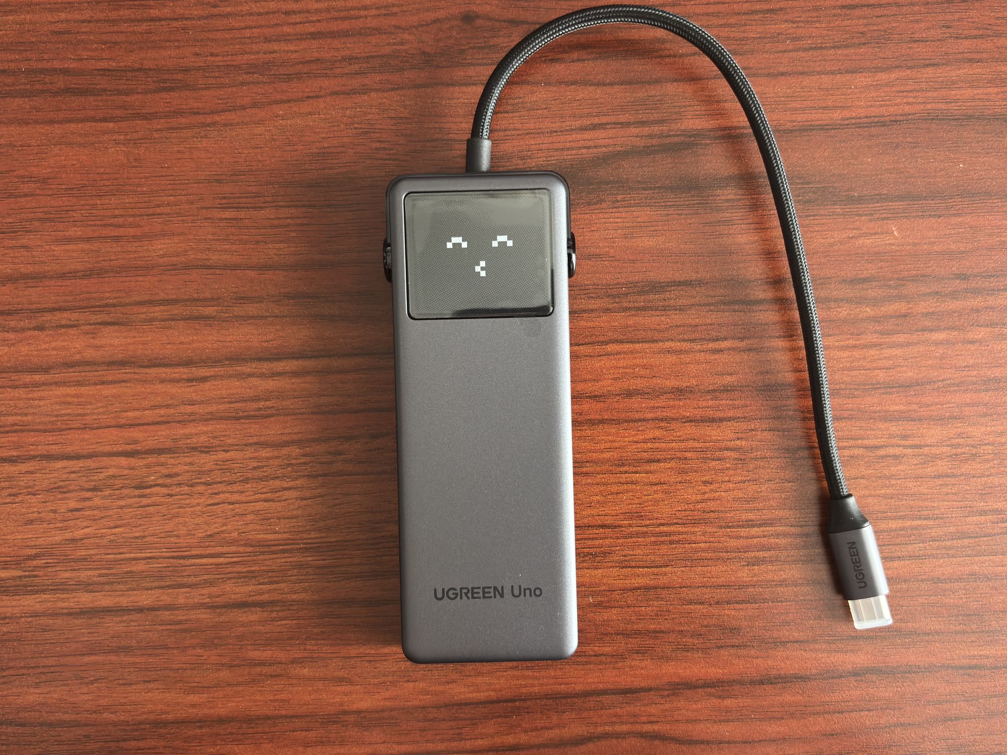本体表と一体型の短いケーブル