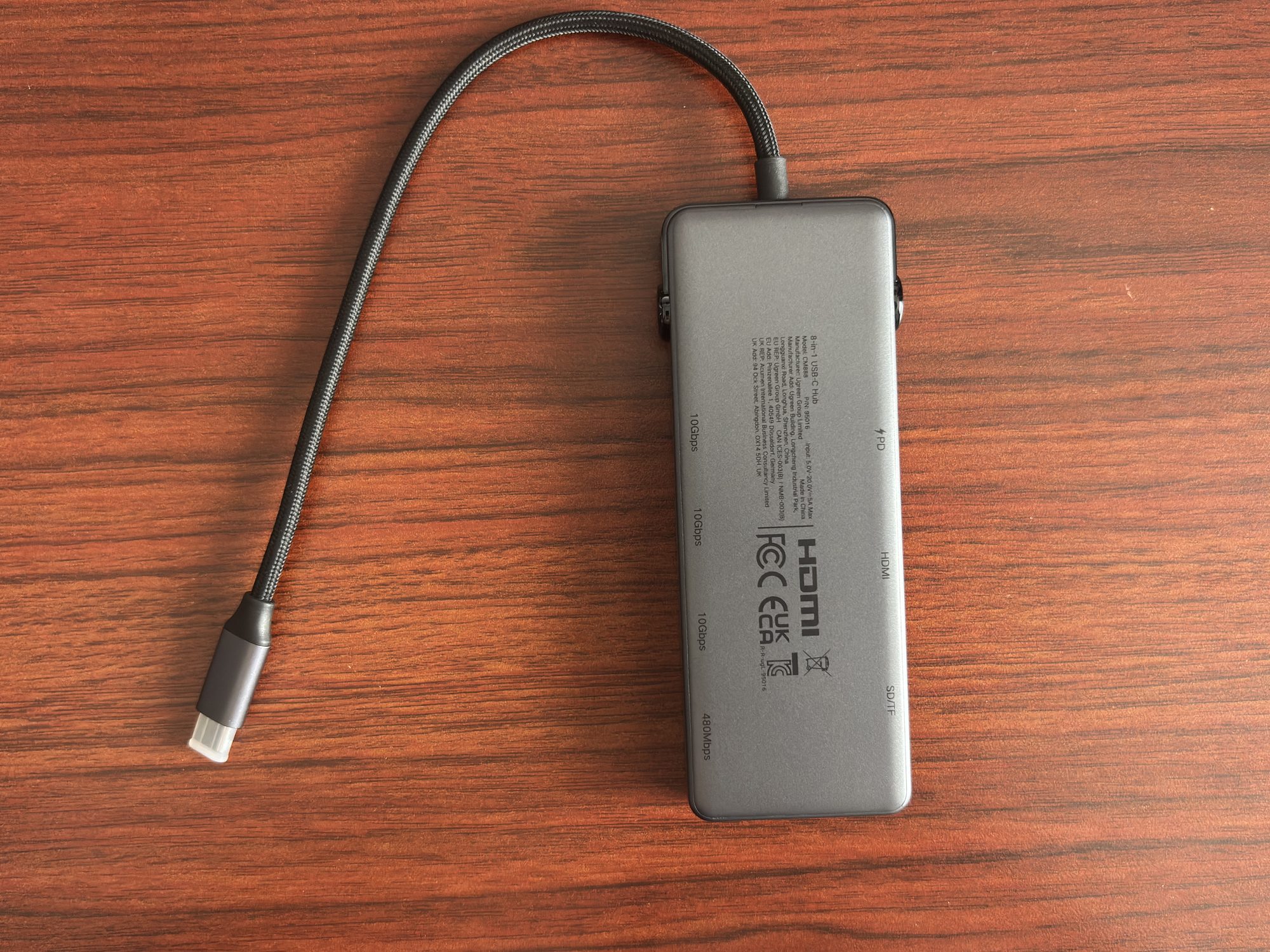 本体裏。刻印にEthernetやRJ45の表記はない