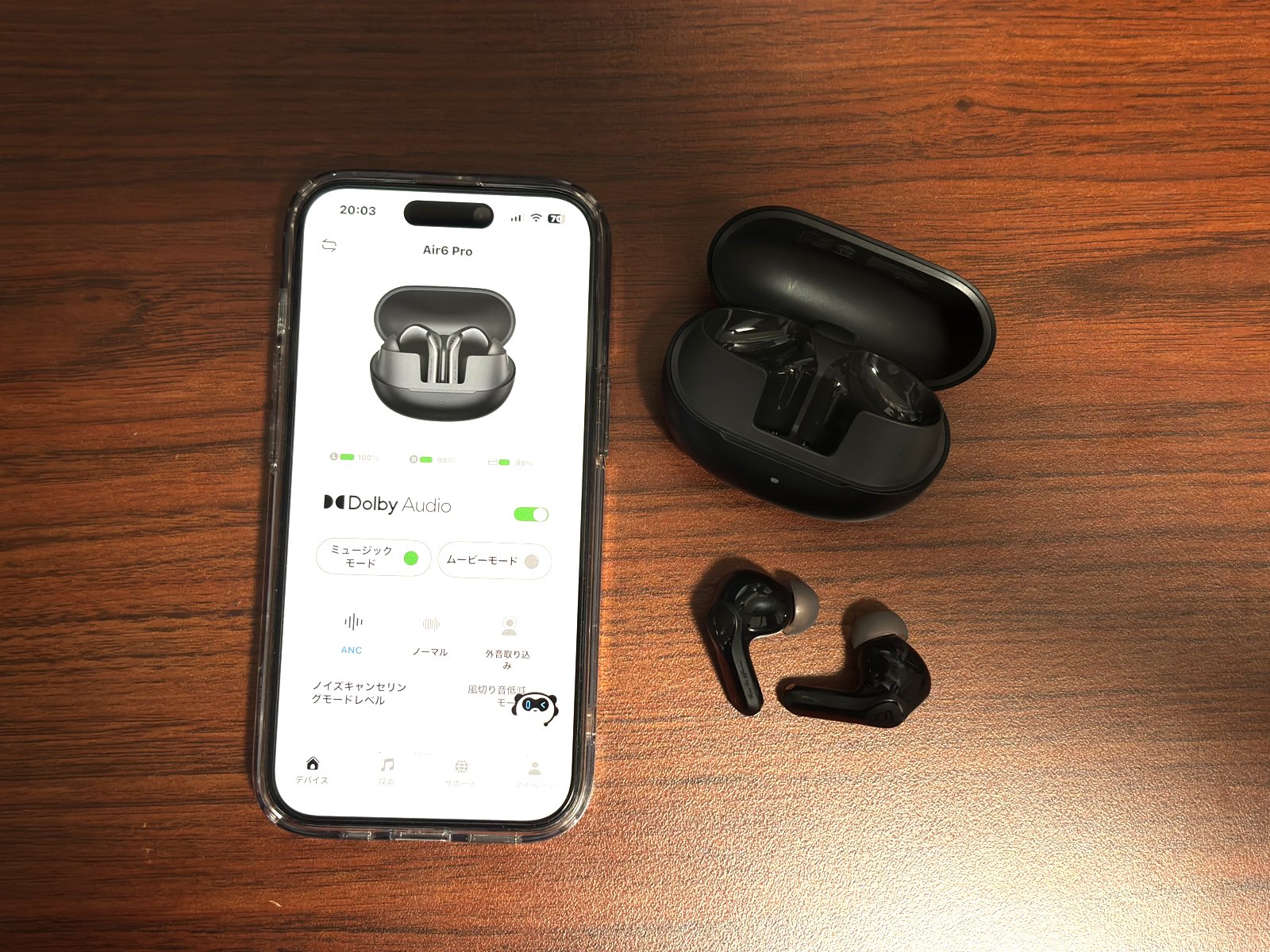 SOUNDPEATSアプリを開いたiPhoneとAir6 Pro本体
