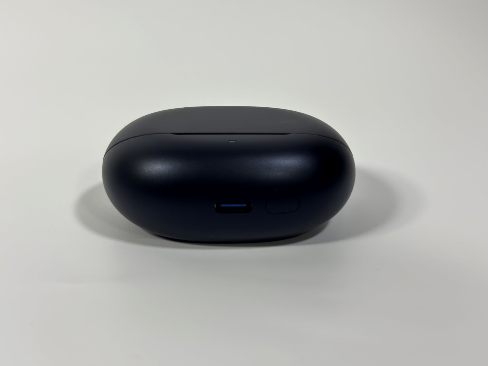 SOUNDPEATS Air6 Proの充電ケース背面。USB-C端子