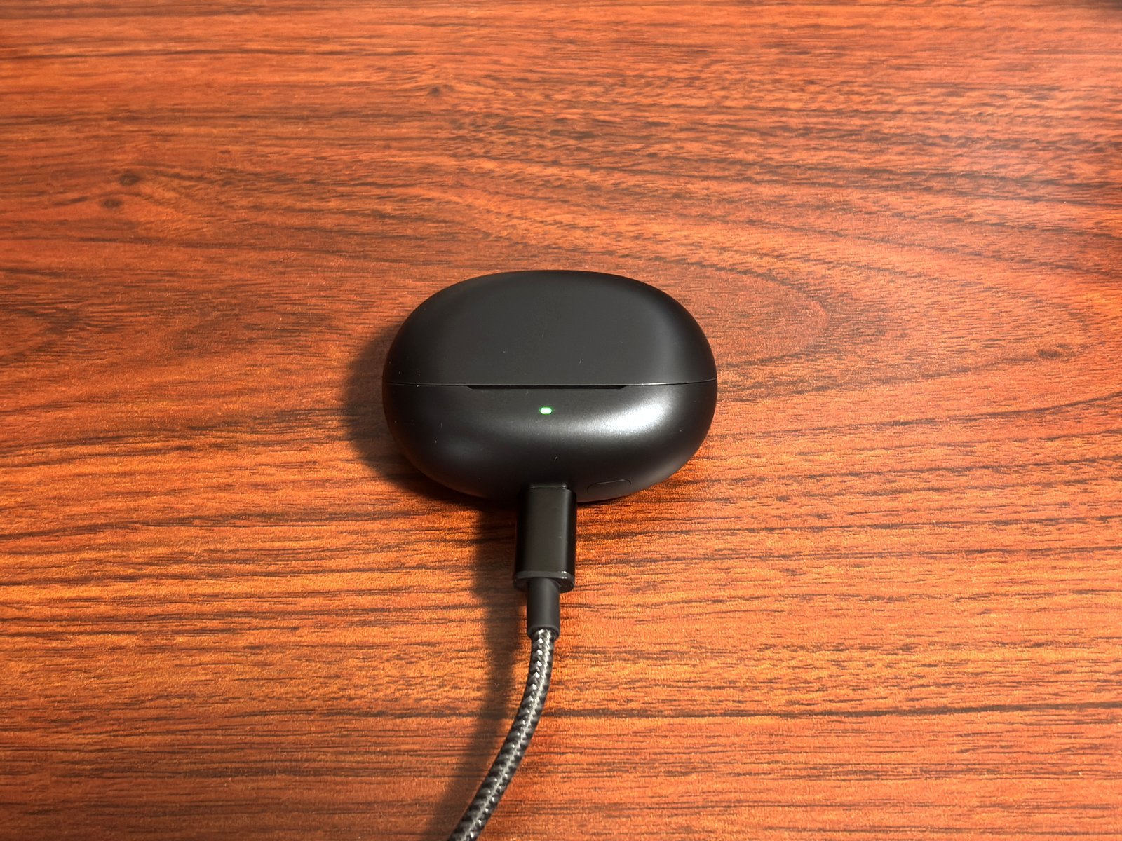 USB-Cケーブルで充電中のSOUNDPEATS Air6 Proの充電ケース