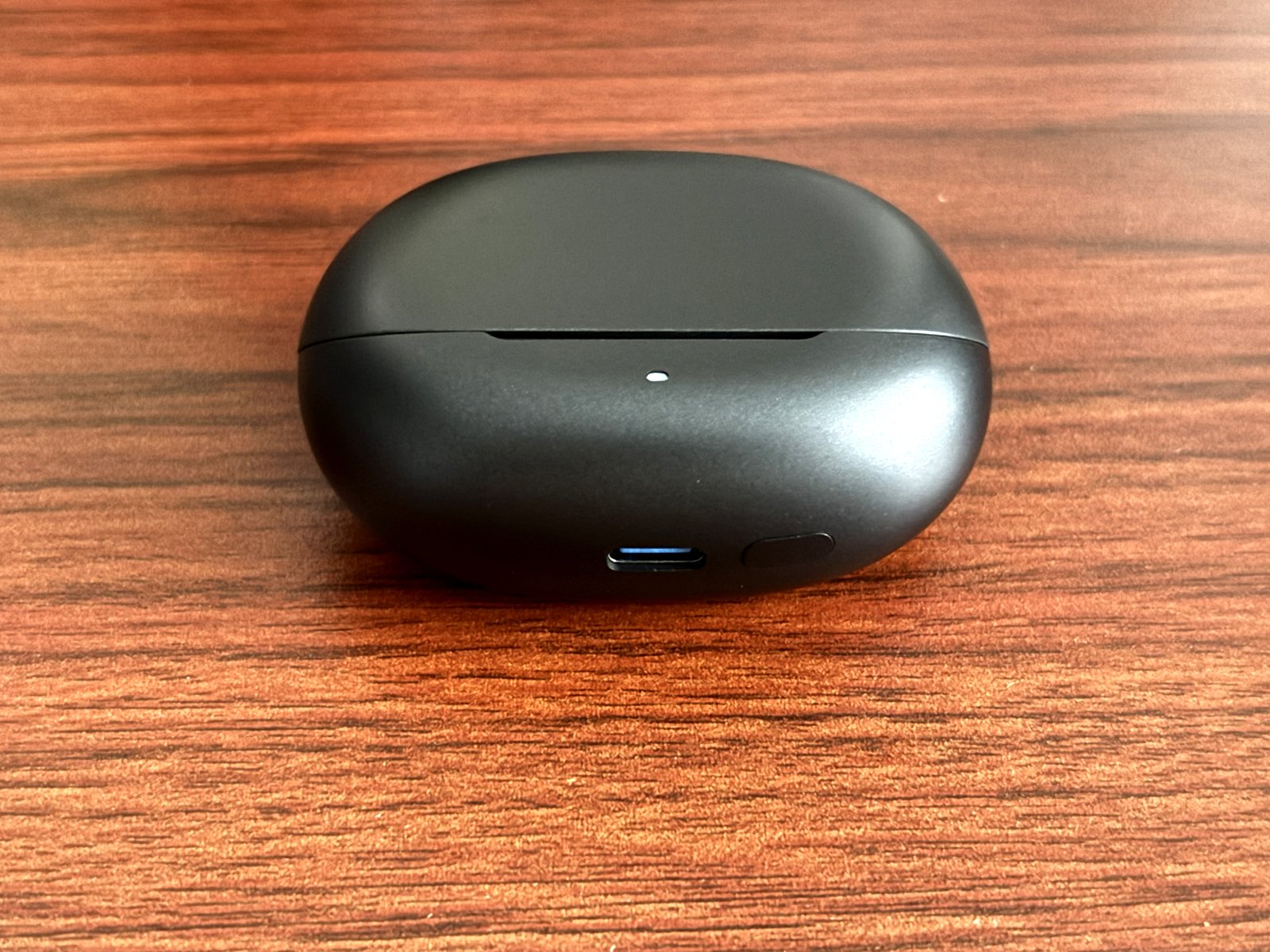 SOUNDPEATS Air6 Proの充電ケースを閉じた状態。前面のランプ