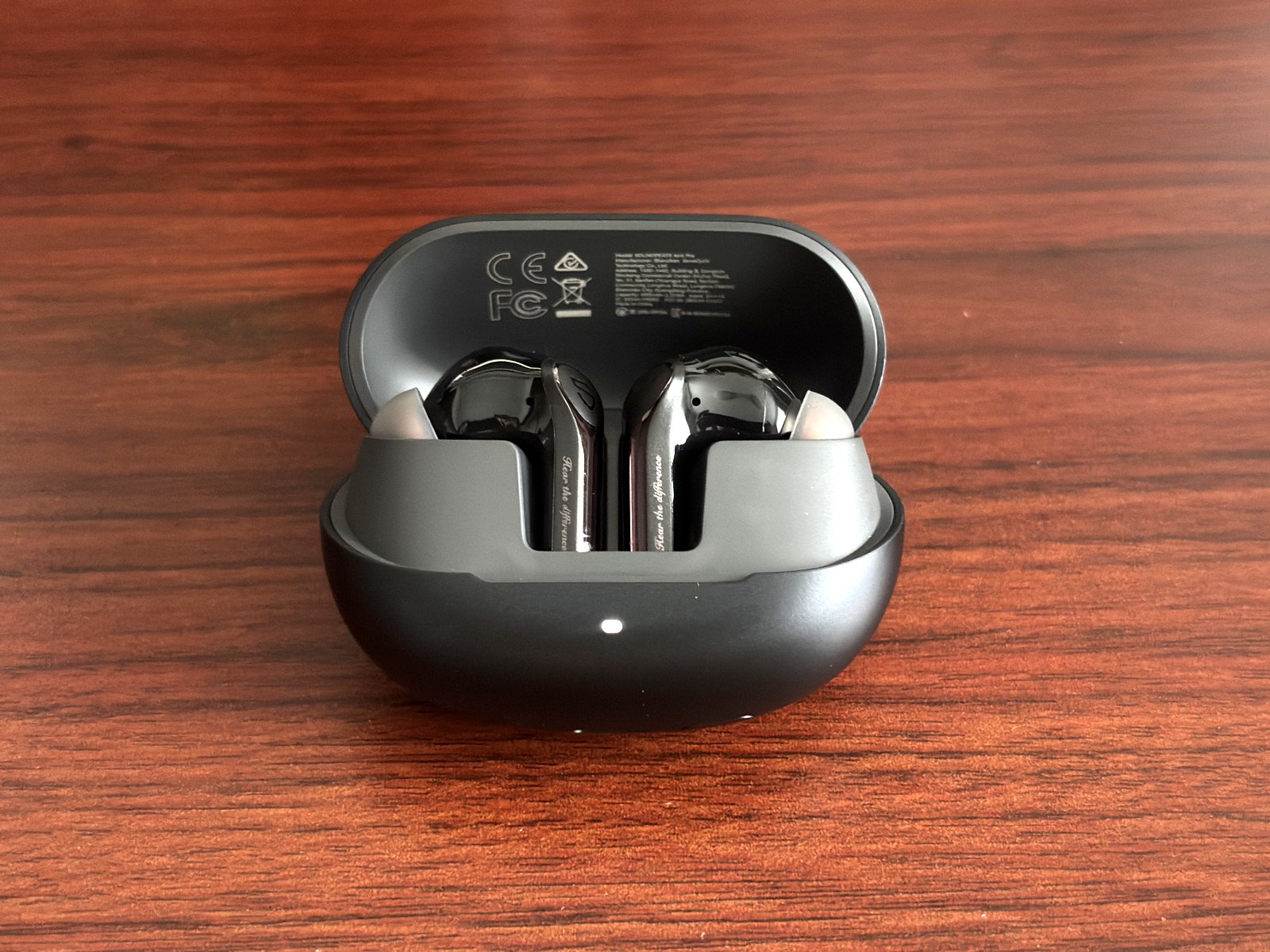 SOUNDPEATS Air6 Proの充電ケースを開けた状態。内面がグレー