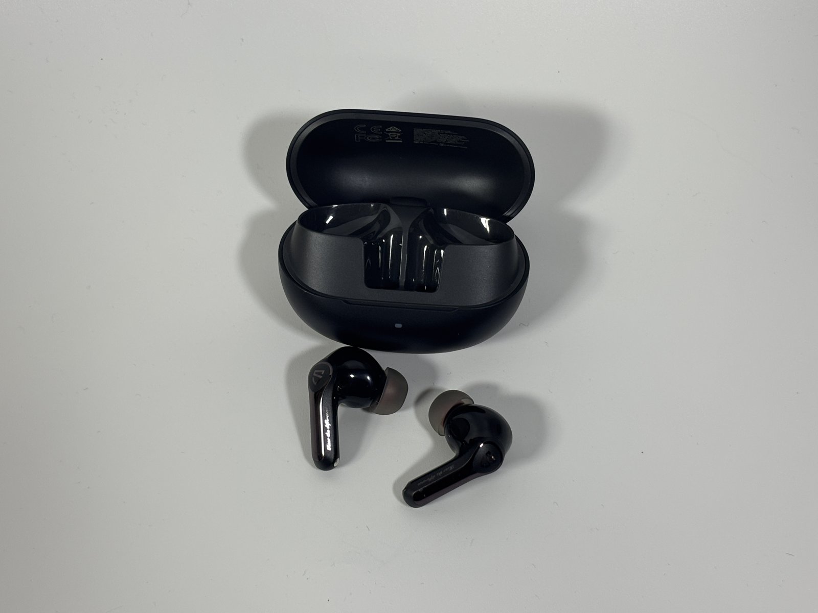 SOUNDPEATS Air6 Proの充電ケースを開けた状態と、取り出したイヤホン本体