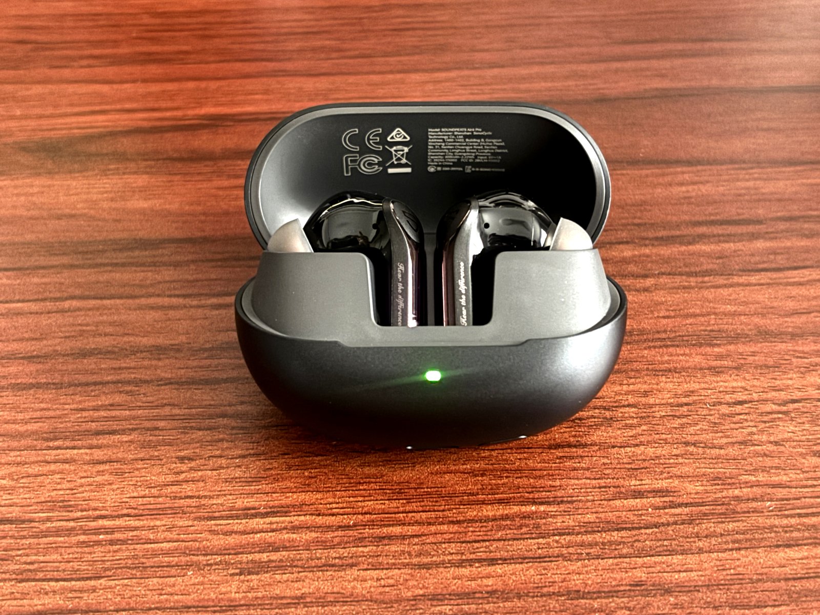 SOUNDPEATS Air6 Proの充電ケースを開けた状態。ランプが緑に点灯