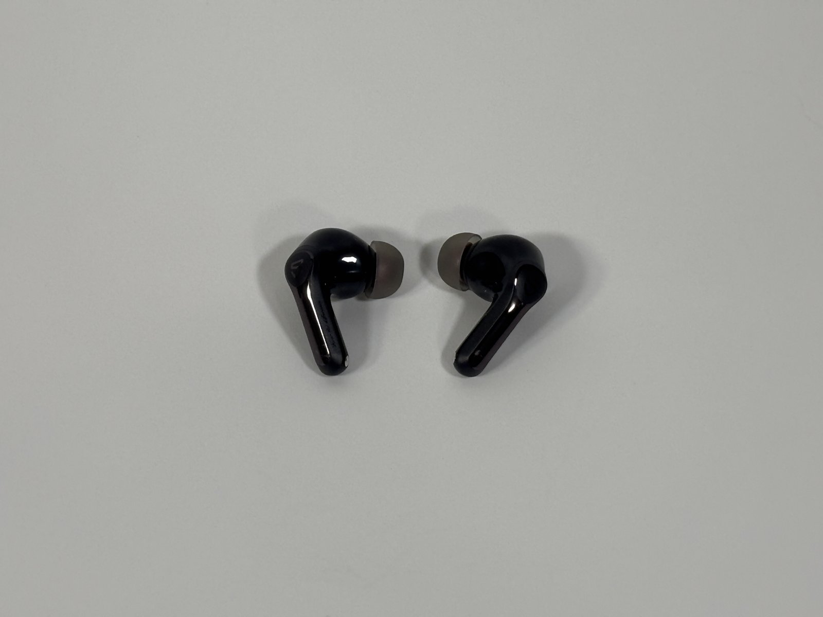 SOUNDPEATS Air6 Proのイヤホン本体2本の寄り