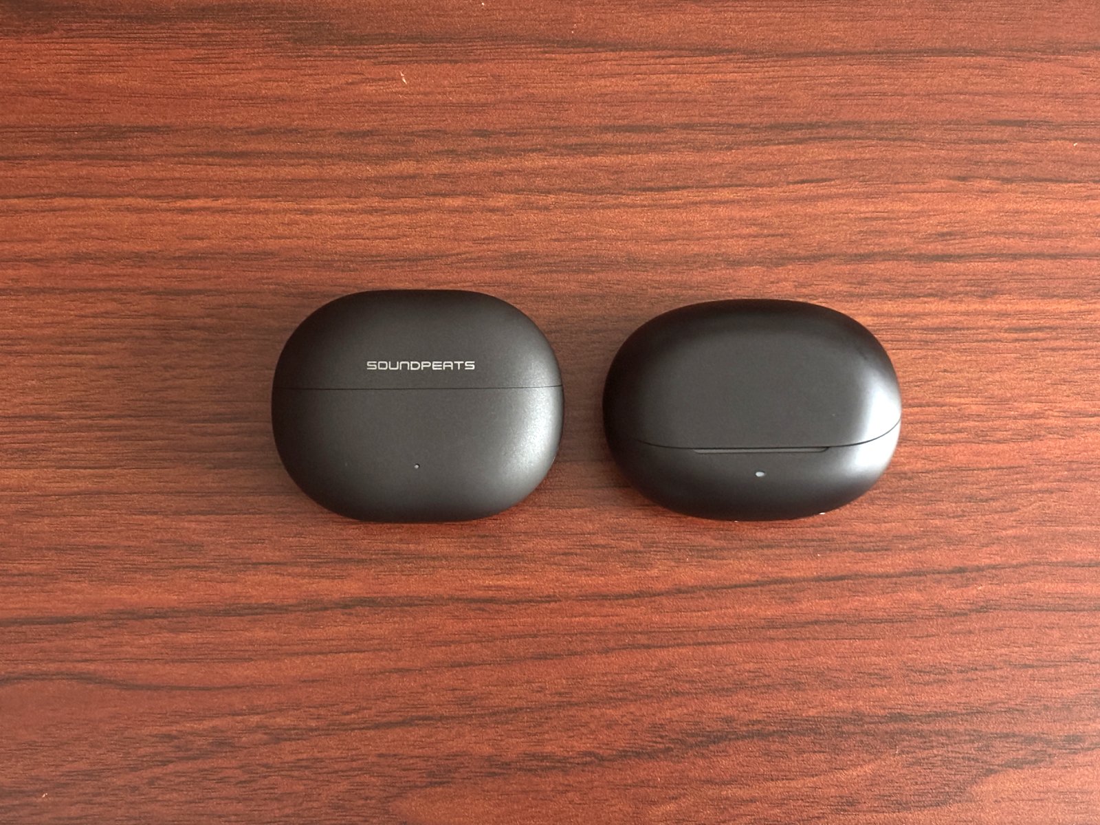 SOUNDPEATS UU2（左）とAir6 Pro（右）の充電ケースを閉じた状態で並べたところ