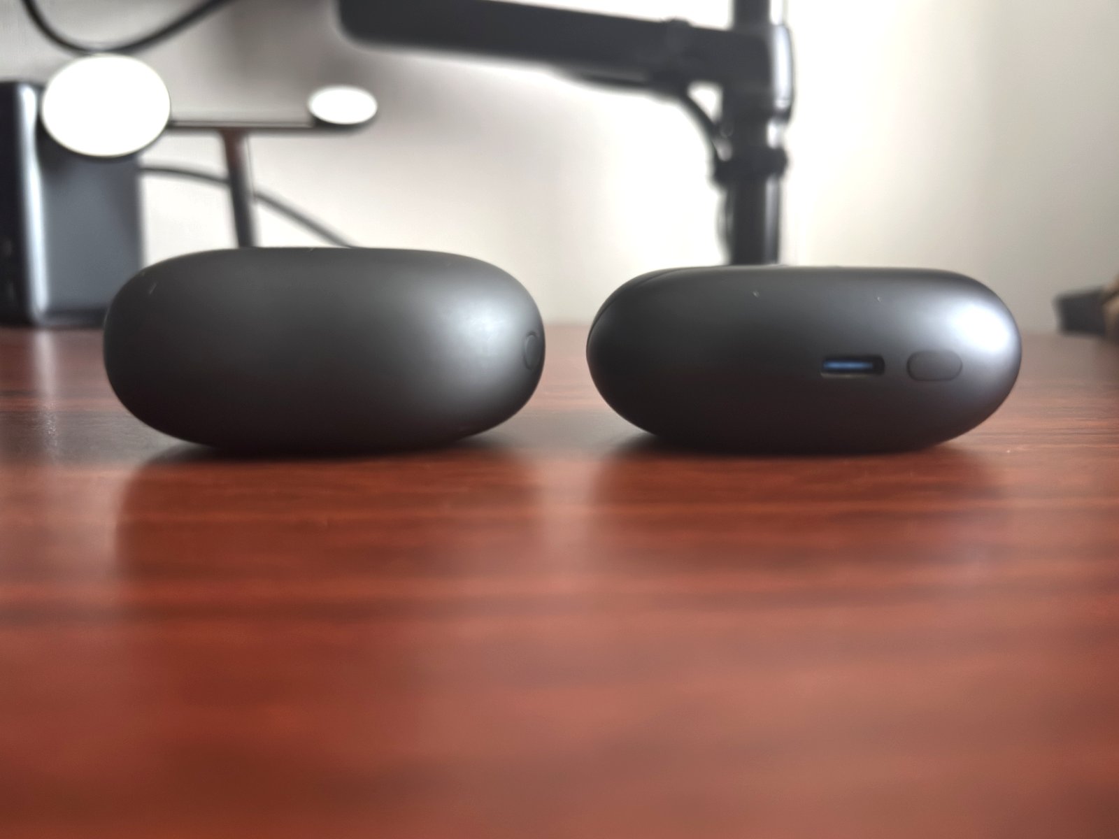SOUNDPEATS UU2（左）とAir6 Pro（右）の充電ケースを横から。質感はほぼ同じに見える