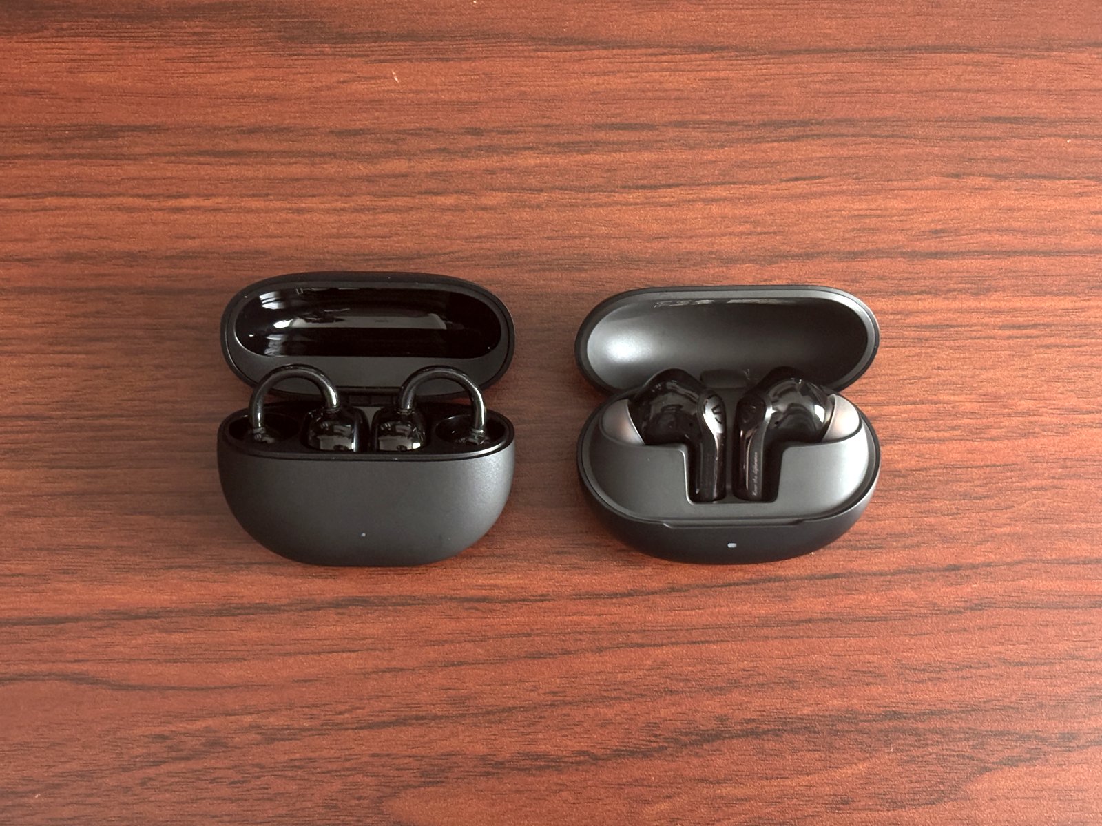 SOUNDPEATS UU2（左）とAir6 Pro（右）の充電ケースを開けて並べた状態