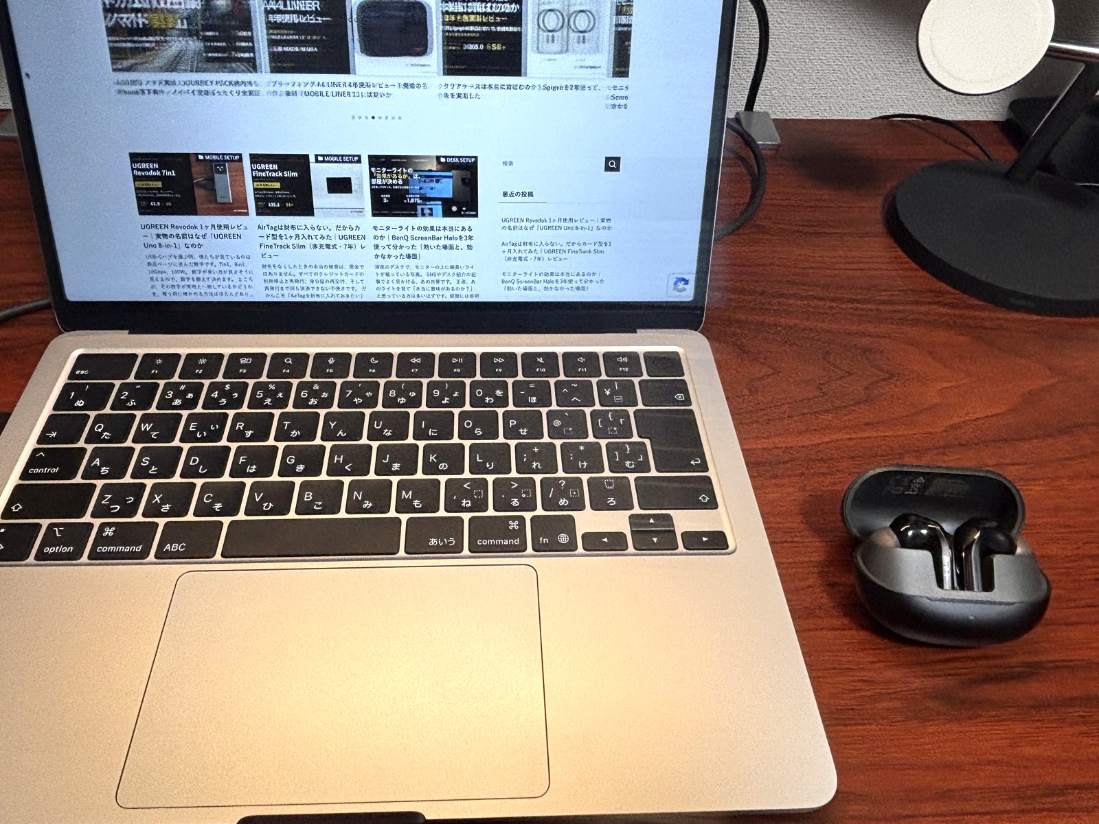 MacBook Airの横に置いたSOUNDPEATS Air6 Pro。マルチポイントで会議と移動を行き来