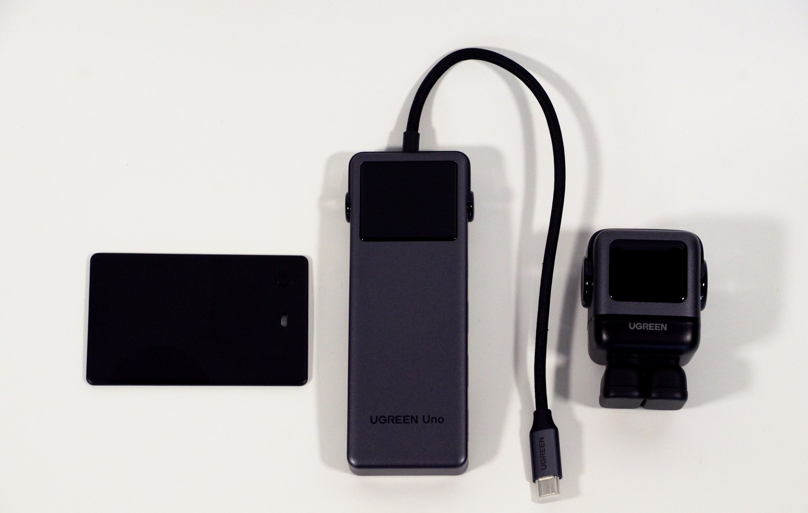 UGREENのスマートタグ Finder Slim 2、8-in-1 USB-Cハブ、Uno RG 65W充電器を白背景に並べた集合カット