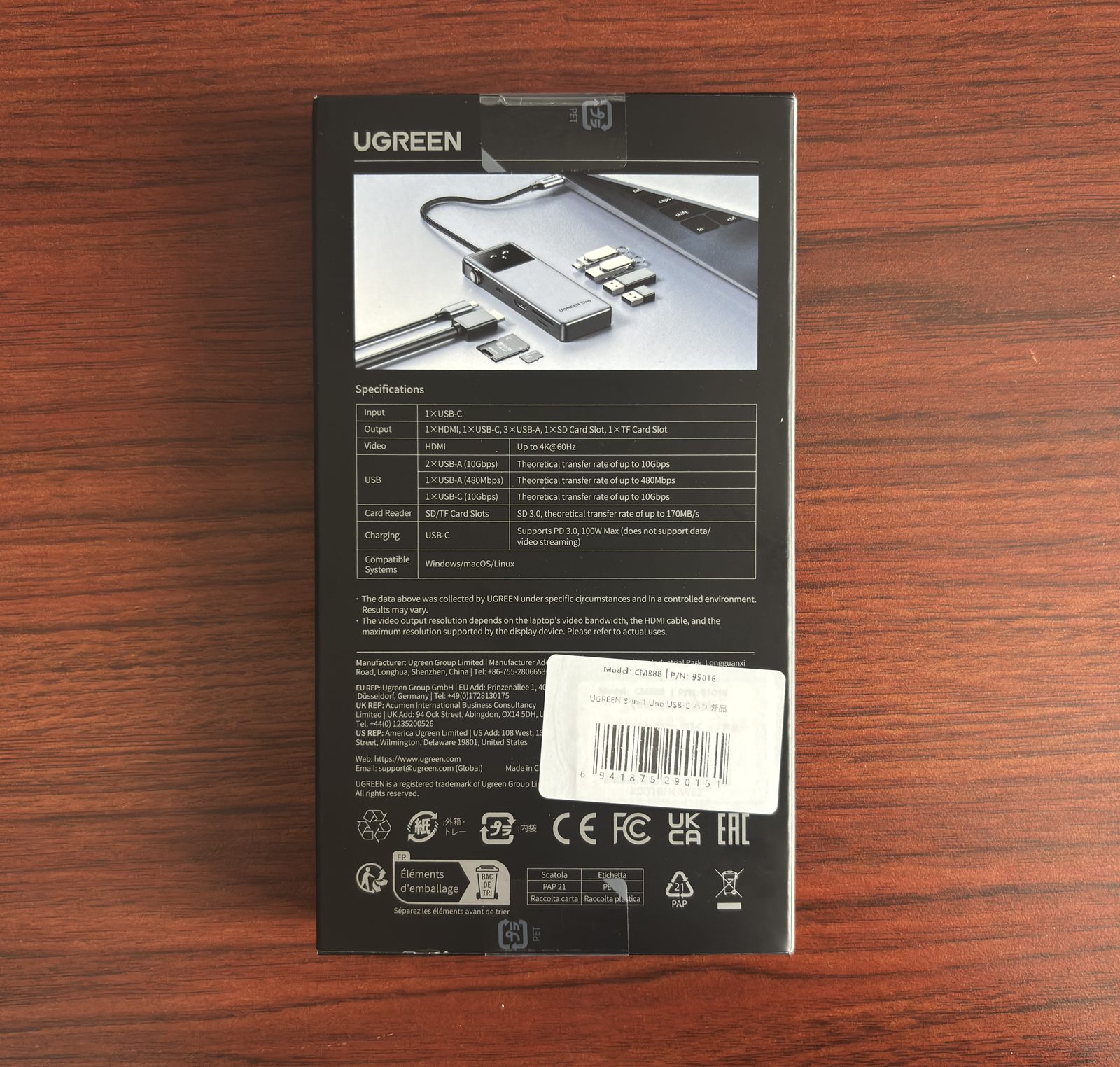 UGREEN 8-in-1ハブの箱裏。流通用のシールが貼られた状態