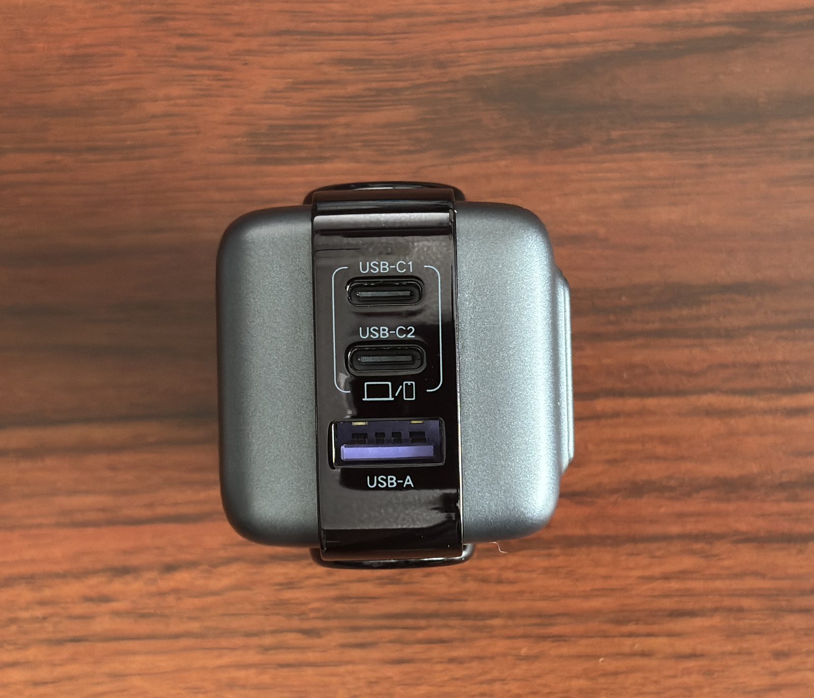 UGREEN Uno RG 65W充電器のポート面。USB-C1・USB-C2・USB-Aの3ポート