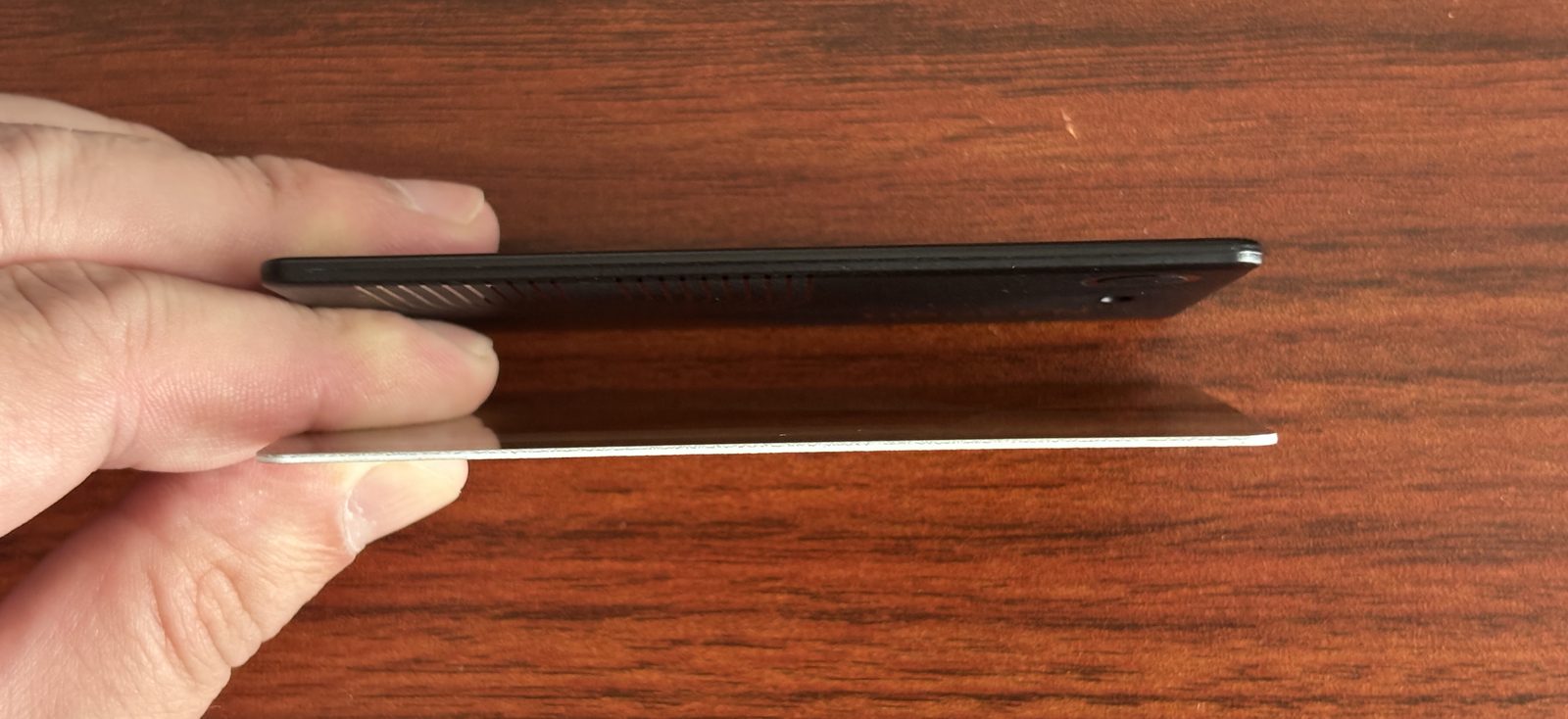 UGREEN Finder Slim 2とクレジットカードを真横から並べた厚みの比較