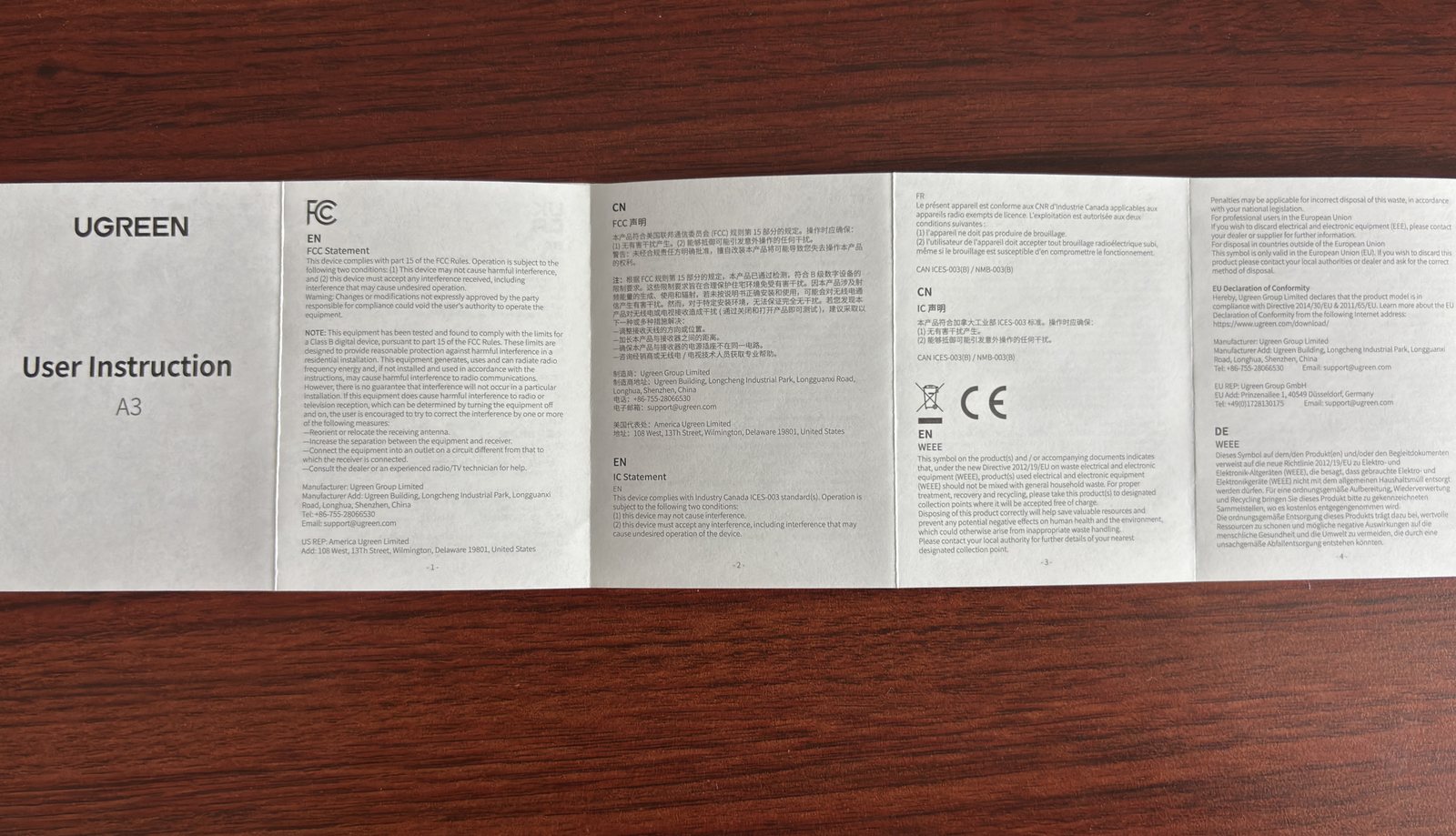 UGREEN同梱のUser Instruction冊子を全て開いた状態。多言語の規制表示が並ぶ
