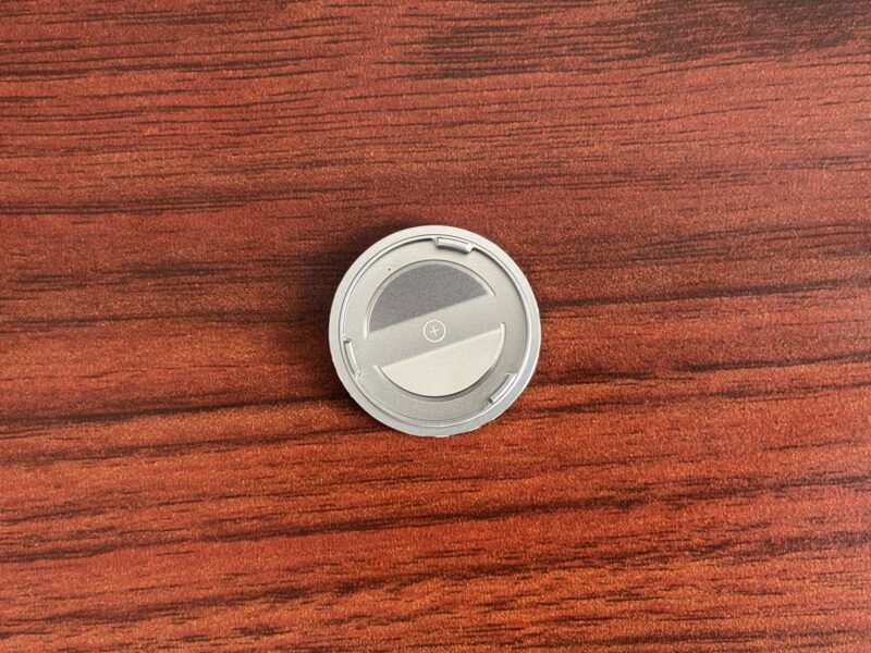 AirTag第2世代の電池カバーの裏。初代と同じ3つの爪