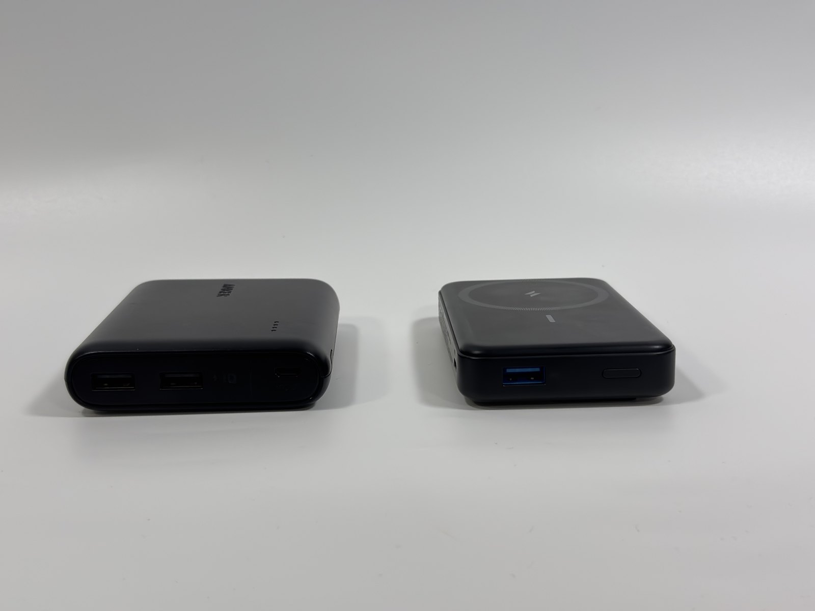 Anker PowerCore 13000とAnker 633を並べて真横から見たところ