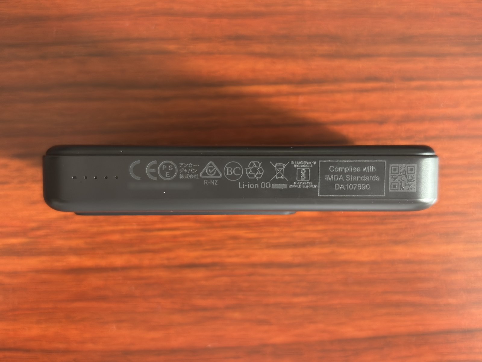 Anker 633の側面。丸のPSEマークとアンカー・ジャパン株式会社の印字