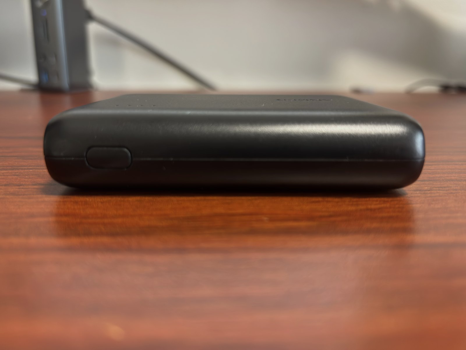 Anker PowerCore 13000を真横から見たところ。9年たっても背中が平らで膨らみがない