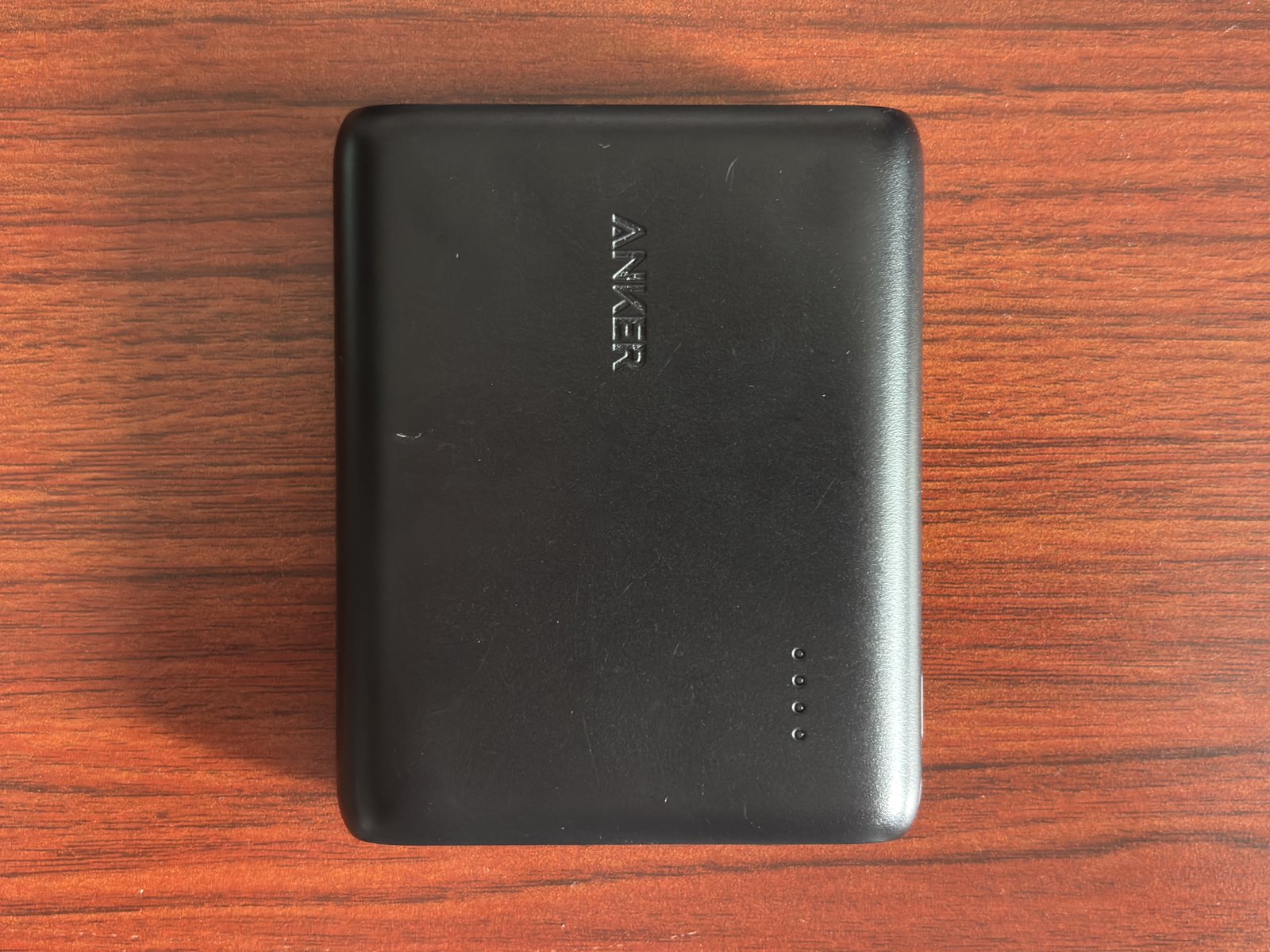 Anker PowerCore 13000の天面。電源ボタンとランプ