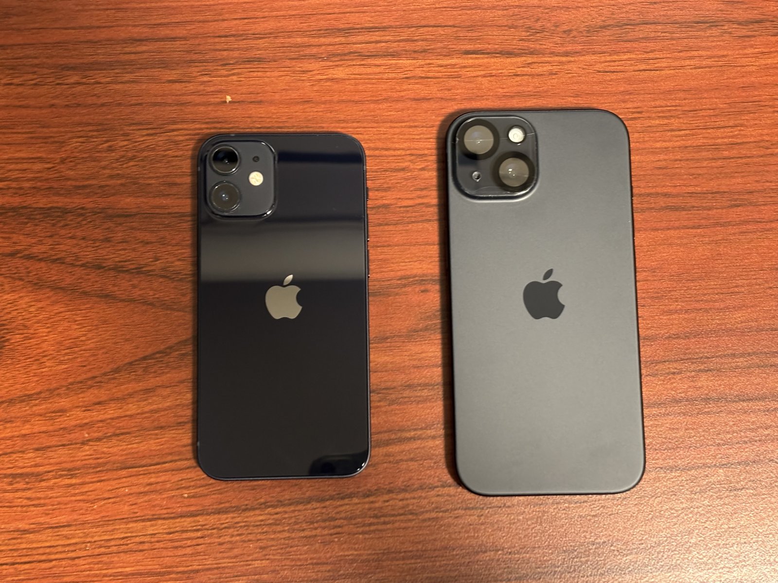iPhone 12 mini(左)とiPhone 15(右)の背面。どちらもカメラは2つ