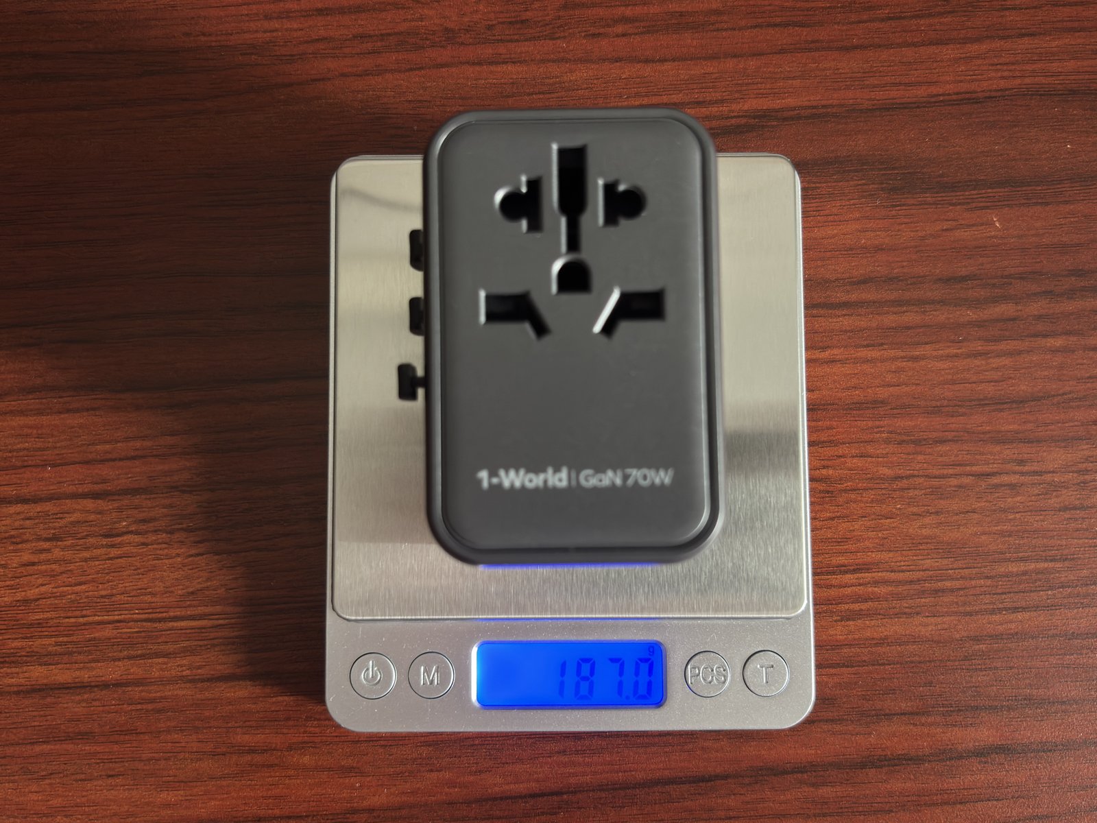 MOMAX 70W変換プラグの実測重量187.0g