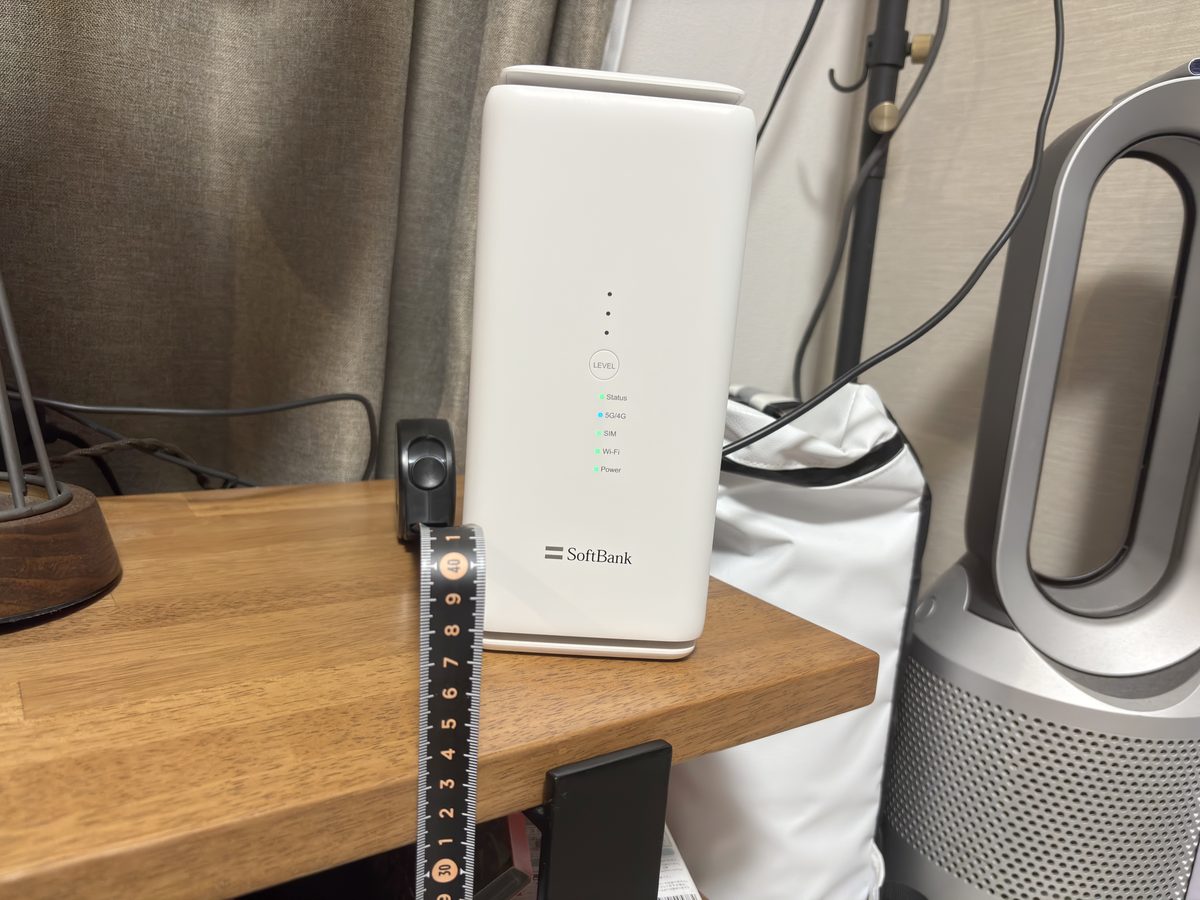 ソフトバンクエアーのターミナルを高さ35cmに設置した状態（公式推奨の範囲内）
