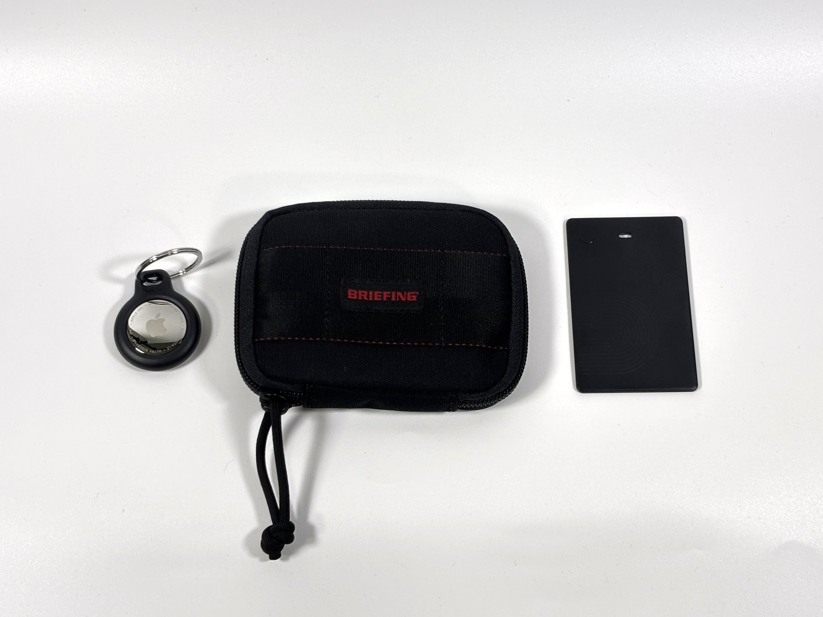 ケース入りAirTag、ROUND ZIP WALLET MW、カード型トラッカーを並べたところ