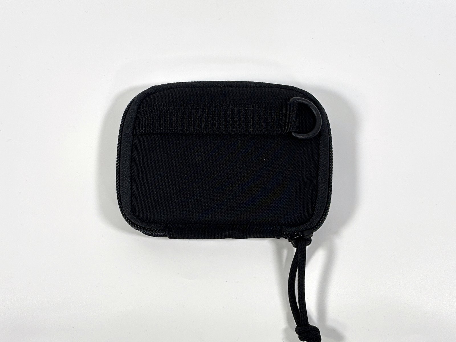 ROUND ZIP WALLET MWの背面。横のテープとDカン