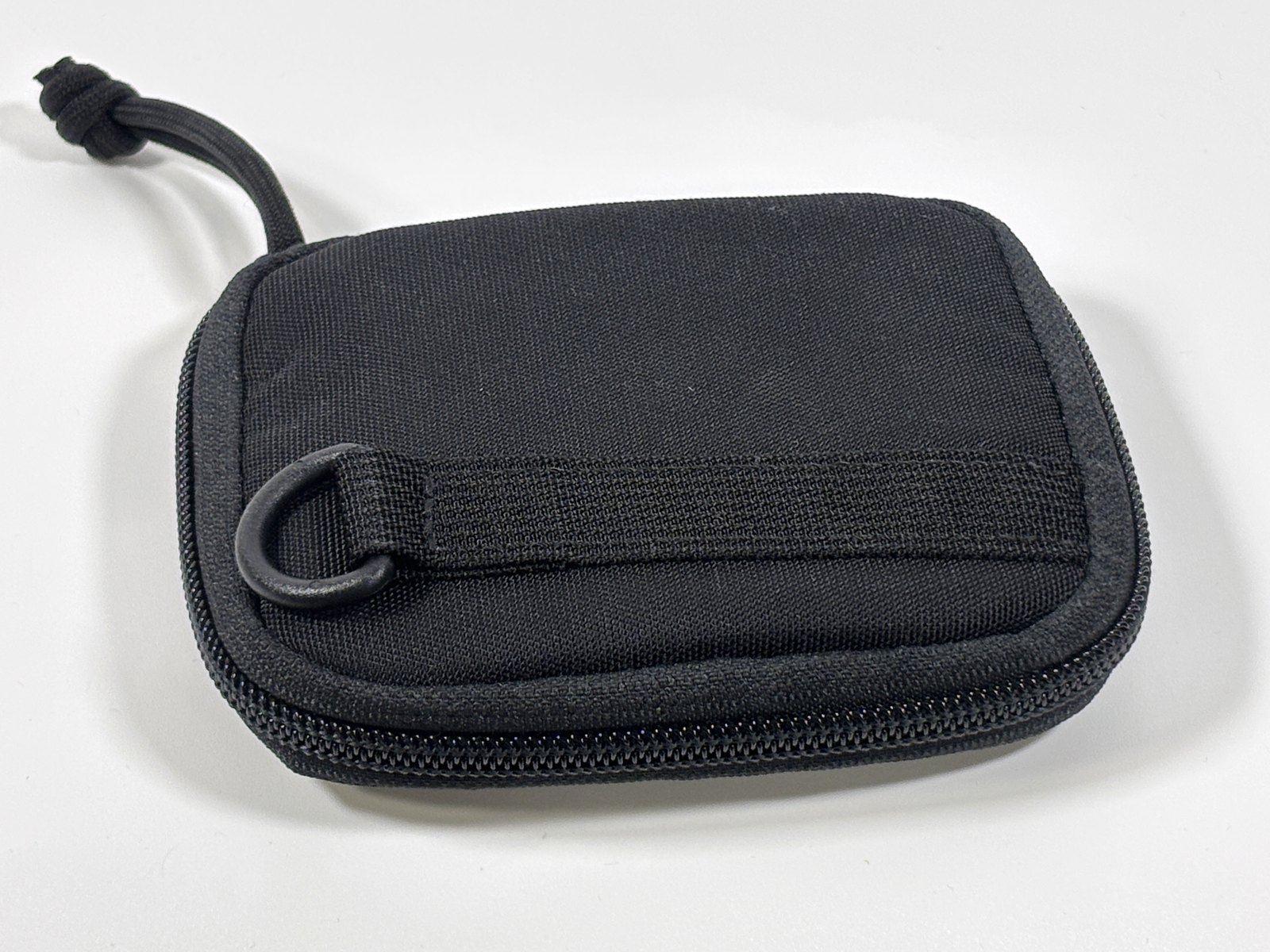 ROUND ZIP WALLET MWの背面のDカンとテープ