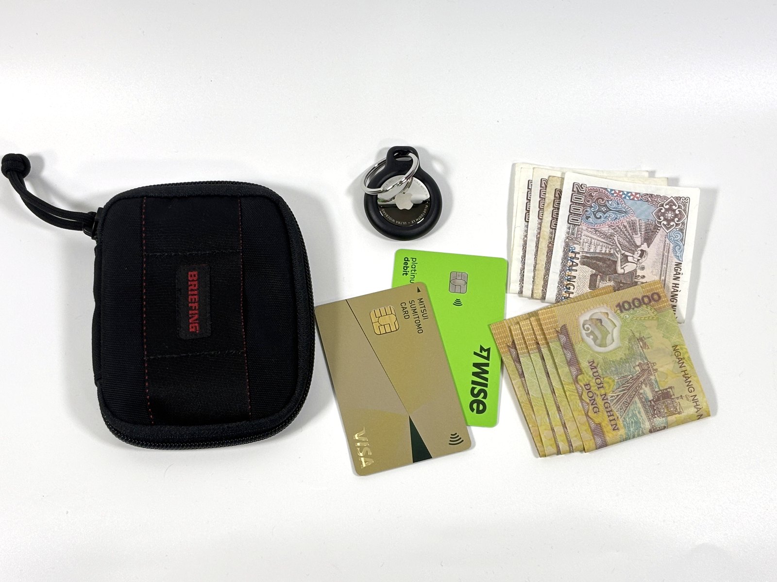 ROUND ZIP WALLET MWから出した中身。カード、ベトナムドン紙幣、ケース入りAirTag