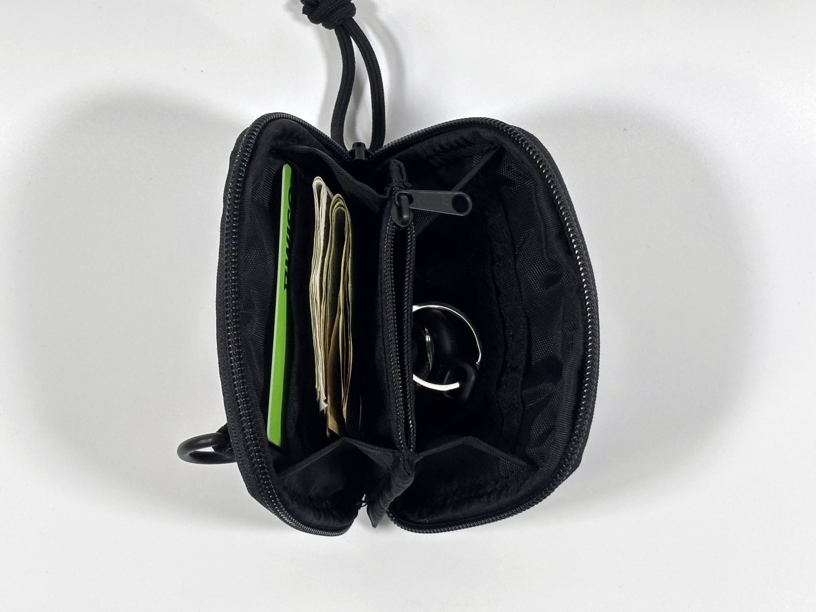 AirTag、紙幣、カードを入れたROUND ZIP WALLET MWの内装