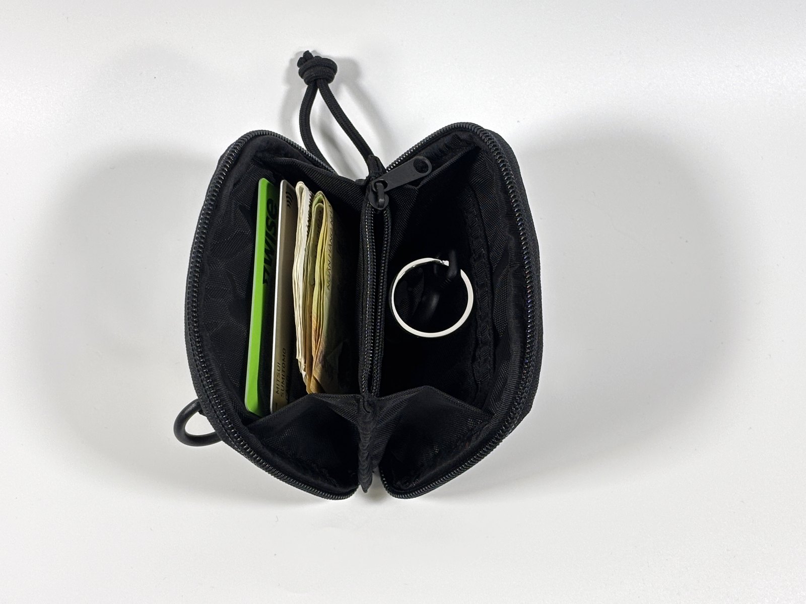 カード・紙幣・AirTagを入れたROUND ZIP WALLET MWの内装