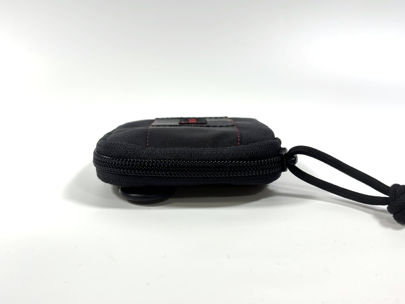 中身を入れて閉じたROUND ZIP WALLET MWを真横から見たところ