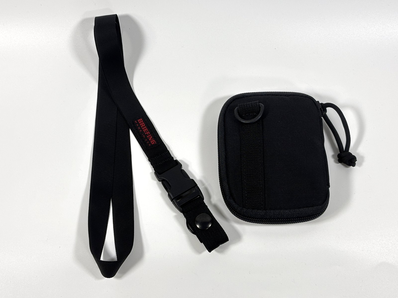 BRIEFING NECK HOLDERとROUND ZIP WALLET MWを並べたところ