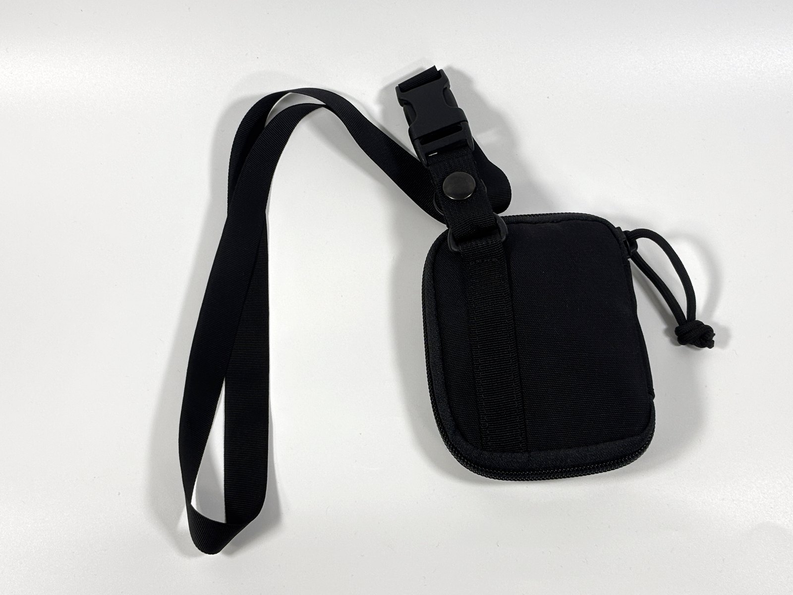 NECK HOLDERのテープをROUND ZIP WALLET MWの背面のDカンにつないだところ