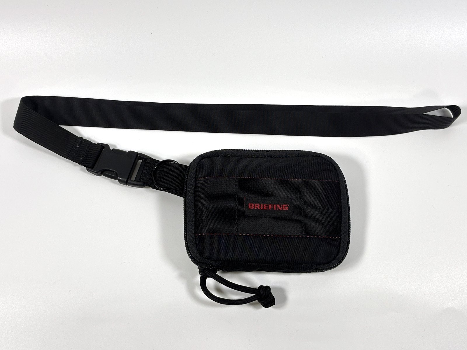 NECK HOLDERをつないだROUND ZIP WALLET MWを表側から見たところ
