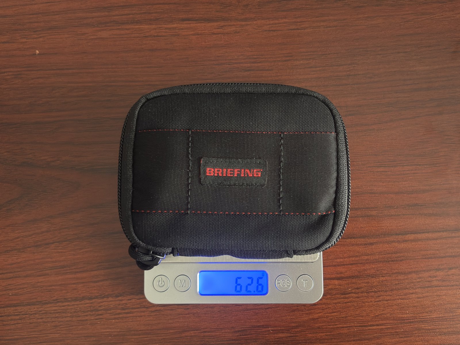 空のROUND ZIP WALLET MWをキッチンスケールで量ると62.6g